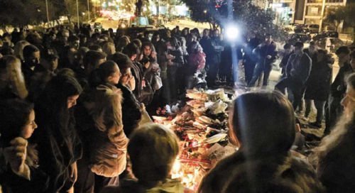  Οι θαυμαστές του Παντελίδη στο σημείο που «έσβησε» ο τραγουδιστής