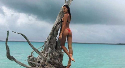  Η Irina Shayk «ταράζει» το Instagram με το μικροσκοπικό της μπικίνι