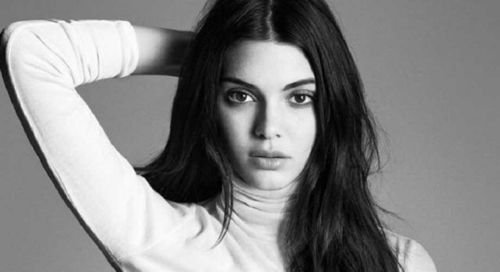  Η Kendall Jenner κρατά το στήθος της και προκαλεί… απορίες