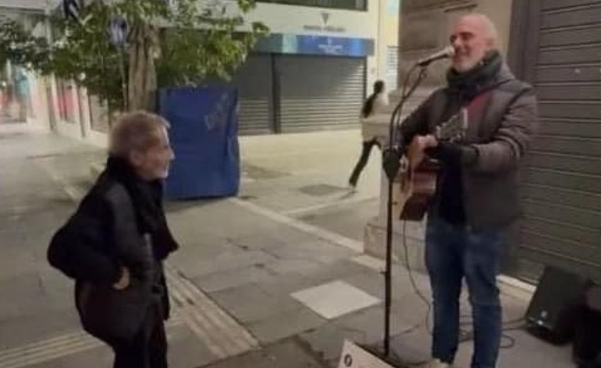  Yπέροχος Σταύρος Ξαρχάκος: Συγκινεί η αγκαλιά του σε πλανόδιο μουσικό που ερμήνευε το «Ήτανε μια φορά» – Το βίντεο που έγινε viral