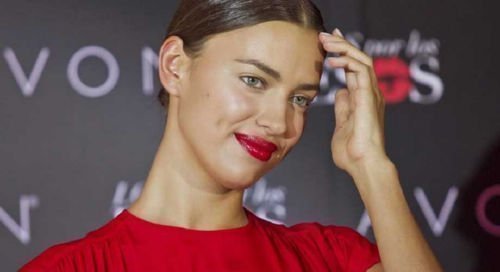  H Irina Shayk… καυτή στα κόκκινα με ντεκολτέ κόλαση