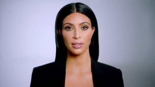  Kim Kardashian: Η σιθρού μπλούζα της έκανε τα φλας να πάρουν «φωτιά»