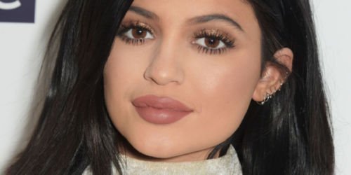  Kylie Jenner: Ποζάρει με κόκκινα εσώρουχα και ''ρίχνει'' το Instagram (φωτογραφίες)