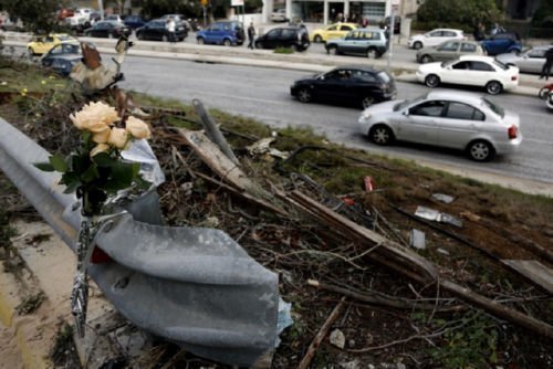  Φίλοι και θαυμαστές αφήνουν λουλούδια στο σημείο που σκοτώθηκε ο Παντελίδης – Φωτογραφίες