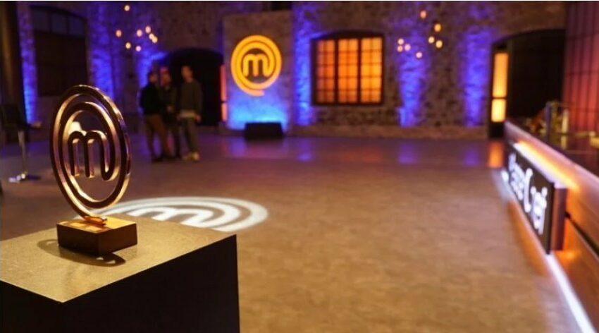  MasterChef: Γυμνοί παίκτες κάτω από τα σκεπάσματα – «Πού είναι το εσώρουχό μου;» (Bίντεο)